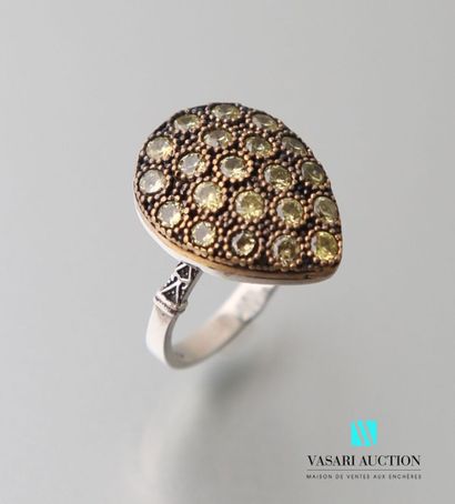 null Ring in silver 925 thousandths and copper of pear shape decorated with stones.
Gross...