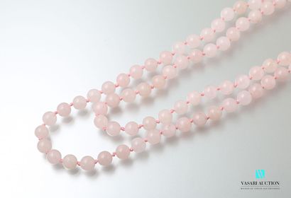 null Sautoir orné de billes de quartz rose.
Long. : 39 cm 