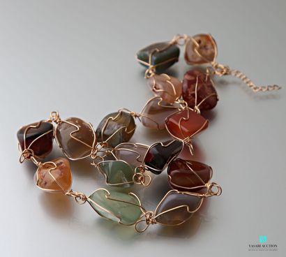 null Long necklace decorated with pebbles of dyed agate set in a golden net, the...
