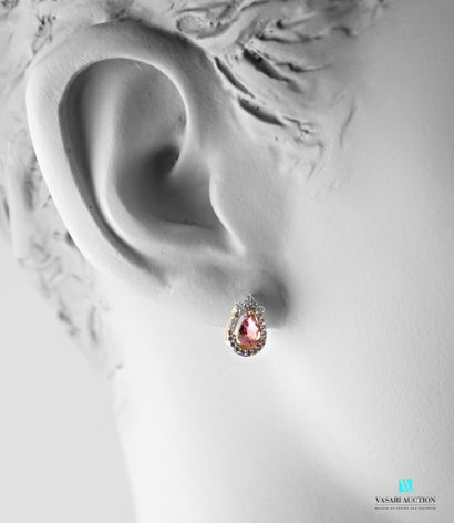 null Pair of silver earrings adorned with pear-cut pink tourmaline in a zircon circle,...