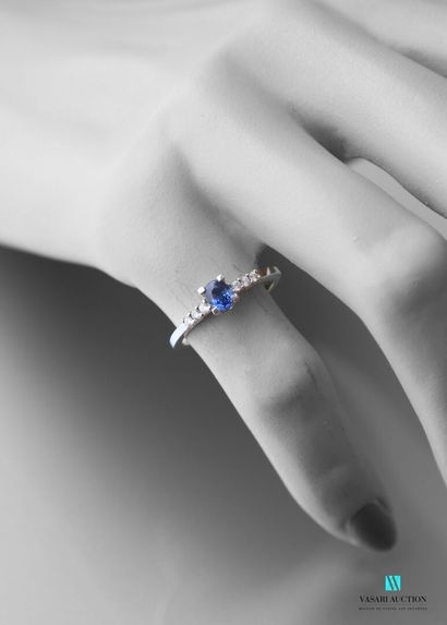 null Garel, ring in white gold 750 thousandth set with a sapphire of 0,48 carat oval...