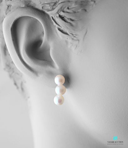 null Paire de pendants d'oreilles en or jaune 750 millièmes ornés de six perles de...
