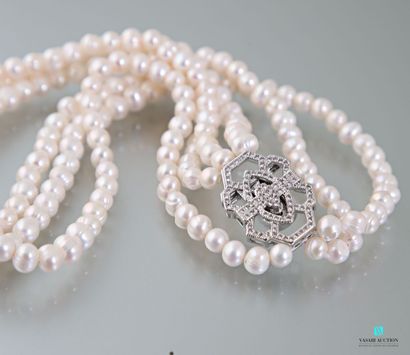 null Necklace with three rows of freshwater pearls, the openwork clasp of diamond...