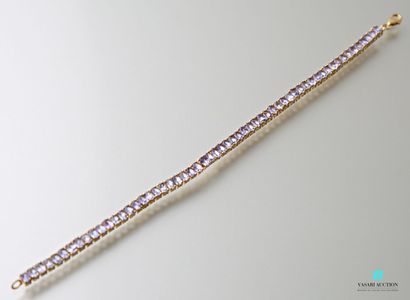 null Bracelet line in vermeil set with tanzanite of oval size, the clasp snap hook.
Gross...