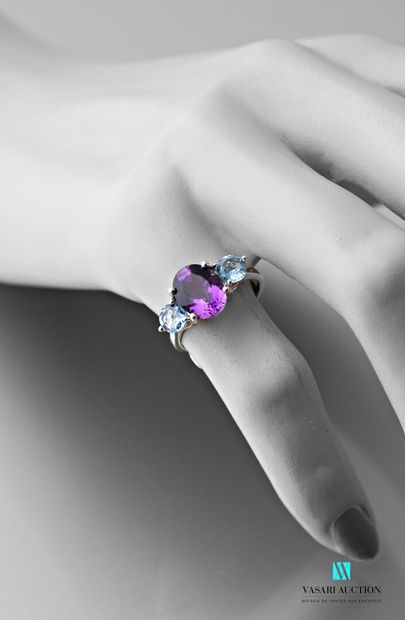 null Ring in white gold 750 thousandth set in its center of an amethyst of oval size...