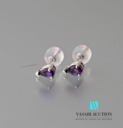 null Pair of earrings in white gold 750 thousandths adorned with pear-cut amethyst,...