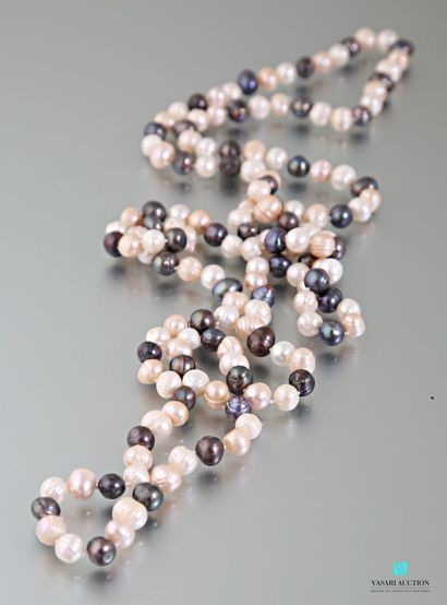 null Long sautoir en perles d'eau douce bicolores.
Long. : 145 cm 
