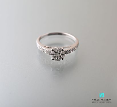 null Ring in white gold 750 thousandth set in its center of a diamond of size princess...