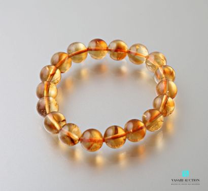 null Bracelet decorated with citrine beads on elastic cord.