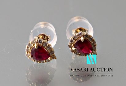 null Pair of earrings in yellow gold 750 thousandths adorned with pear-cut rubies...
