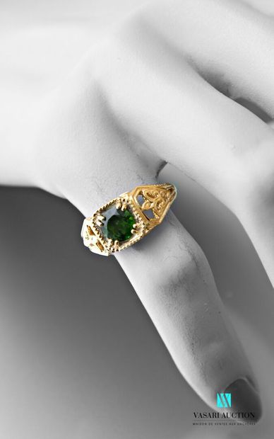 null Vermeil ring set in its center with a chrome diopside, the openwork shoulder...
