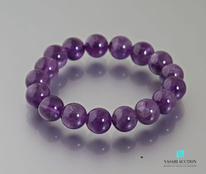 null Bracelet decorated with amethyst beads of 12 mm on elastic cord.

