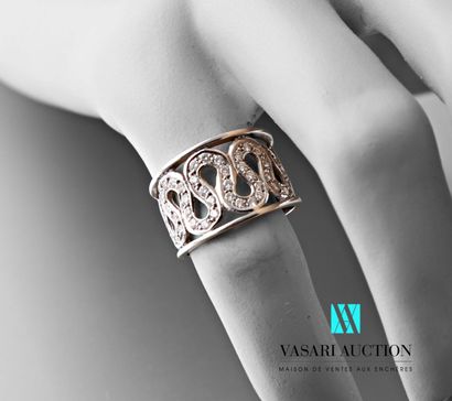 null Ring band in white gold 750 thousandth, openwork decoration of volutes paved...