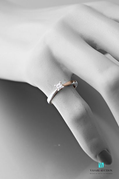 null Ring in white gold 750 thousandth set with a princess cut diamond of 0,20 carat...
