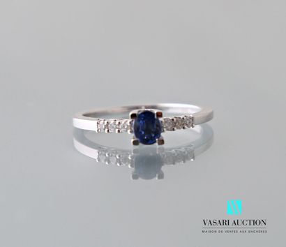 null Garel, ring in white gold 750 thousandth set with a sapphire of 0,48 carat oval...