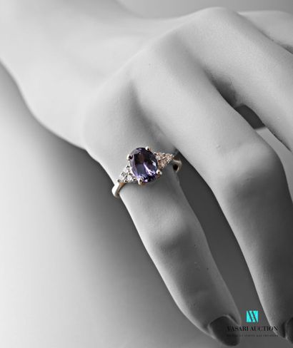 null Ring in white gold 750 thousandth set in its center of a Tanzanite of oval size...