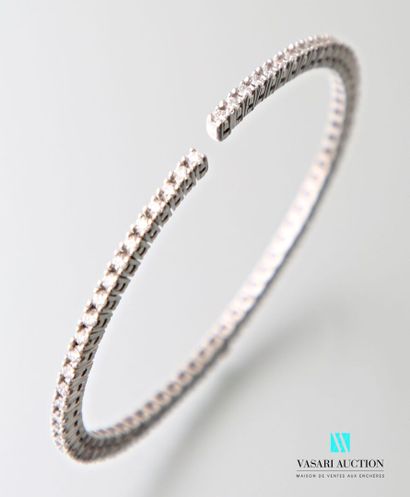 null Bracelet jonc ouvert en or gris 750 millièmes serti de 68 brillants 
Poids brut...