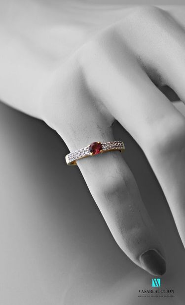 null Gold-gilt ring set with a rubellite flanked by two lines of zircons.
Gross weight:...