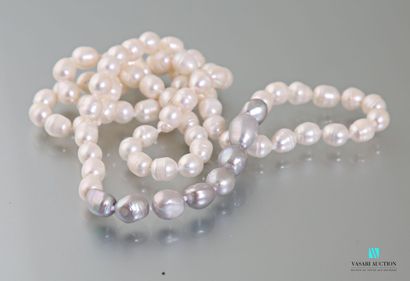 null Sautoir en perles d'eau douce blanche et huit gris clair.
Long. : 76 cm 