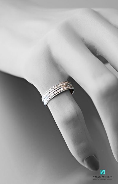null Ring in white gold 750 thousandth formed by two rings with chased decoration...