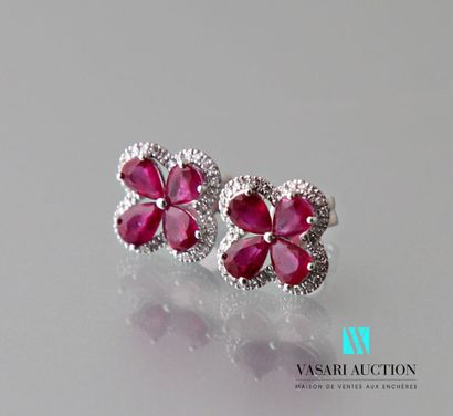 null Pair of earrings in white gold 750 thousandths in the shape of flowers, the...