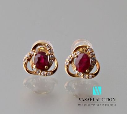 null Pair of earrings in yellow gold 750 thousandth set with two oval rubies calibrating...