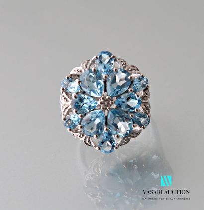 null Silver flower ring set with pear-cut blue topazes.
Gross weight: 5.76 g - Finger...