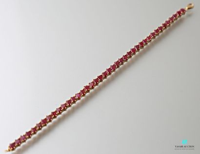 null Bracelet ligne en vermeil 925 millièmes ornés de rubis de taille ronde, le fermoir...