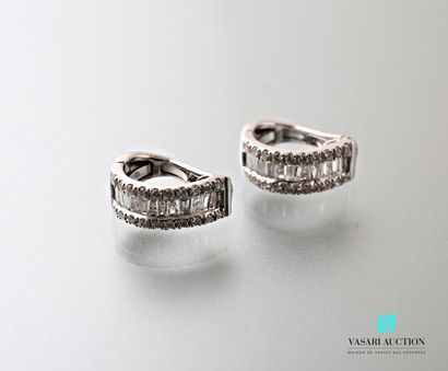 null Pair of ear clips in white gold 750 thousandths adorned with a line of white...
