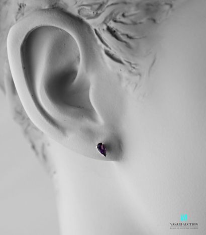 null Pair of earrings in white gold 750 thousandths adorned with pear-cut amethyst,...