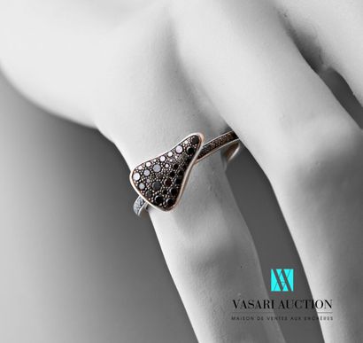 null Ring in gold 750 thousandths decorated with a trapezoidal motif paved with black...