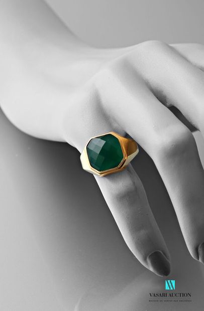 null Bague chevalière en argent doré sertie d'un onyx vert de taille carrée facettée.
Poids...