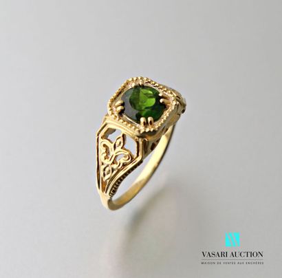 null Vermeil ring set in its center with a chrome diopside, the openwork shoulder...