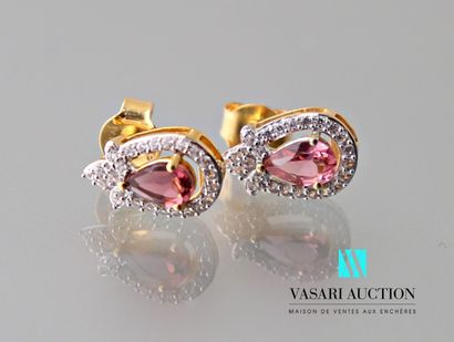 null Paire de boutons d'oreilles en vermeil ornés d'une tourmaline rose ourlée de...