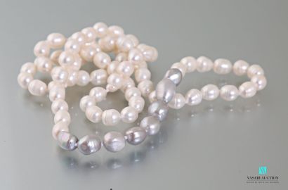 null White freshwater pearl necklace and eight light gray.
Length : 76 cm 