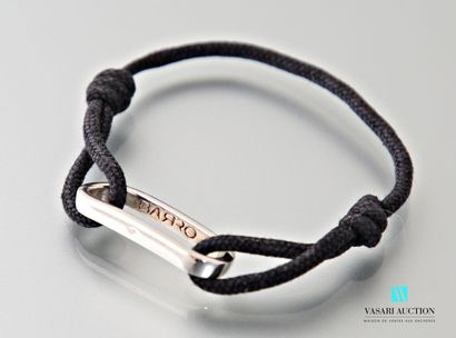 null Barro, bracelet cordon tissu noir retenant un motif rectangulaire en argent...
