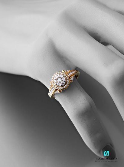 null Bague en or jaune 750 millièmes orné d'un dôme pavé de diamants de taille ronde...