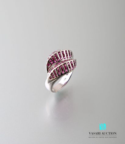 null Crossed ring in white gold 750 thousandth, stylized leaves set with calibrated...