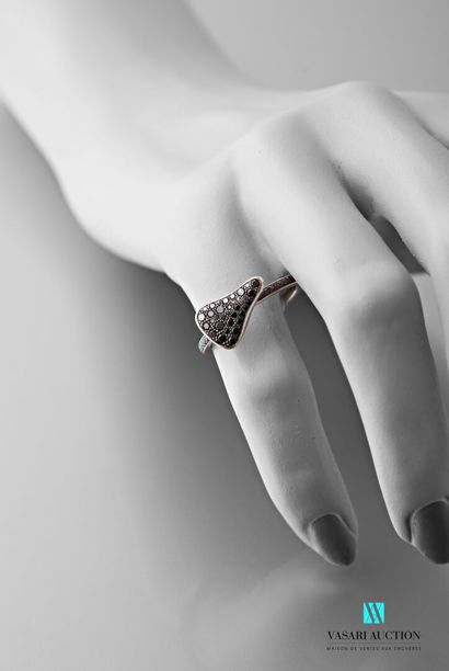 null Ring in gold 750 thousandths decorated with a trapezoidal motif paved with black...