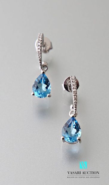 null Pair of earrings in white gold 750 thousandths adorned with two pear-cut topazes...
