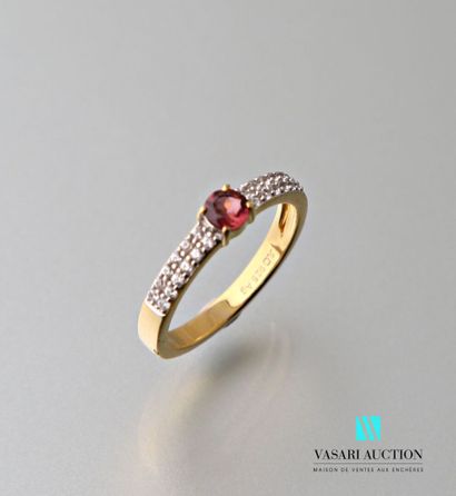 null Gold-gilt ring set with a rubellite flanked by two lines of zircons.
Gross weight:...