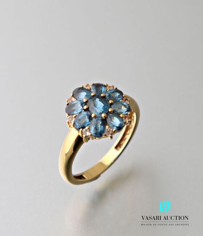 null Bague fleur en vermeil orné de zircons bleus de taille ovale.
Poids brut : 2,64...