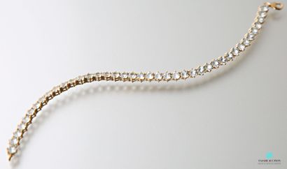 null Bracelet line in vermeil set with round topazes, the clasp snap hook.
Gross...