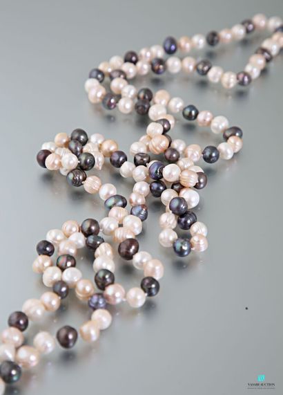 null Long necklace in freshwater pearls two-tone.
Length : 145 cm 