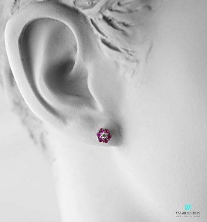null Paire de boutons d'oreilles en forme de fleurs, les pétales ornés de rubis de...
