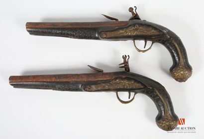null Pair of flintlock pistols "for export", engraved flintlock lock, swan neck hammer...