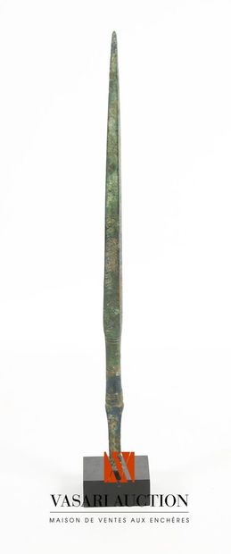 null Spearhead, quadrangular section of 19.5 cm, decorated with engraved striations,...