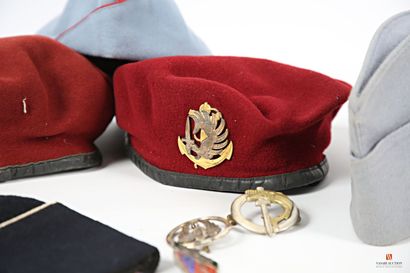 null Military headgear: two red berets of which parachutist of infantry of Marine,...