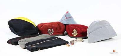 null Military headgear: two red berets of which parachutist of infantry of Marine,...