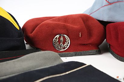 null Military headgear: two red berets of which parachutist of infantry of Marine,...